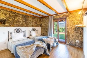 Habitación con 2 camas y paredes de piedra. en Casa Sobreiros, en Sever do Vouga 70 fotos más