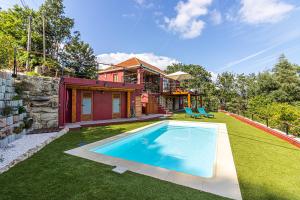 a backyard with a swimming pool and a house at Casa Sobreiros in Sever do Vouga
