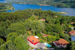 eine Luftansicht eines Hauses auf einem Hügel neben einem See in der Unterkunft Casa Sobreiros in Sever do Vouga