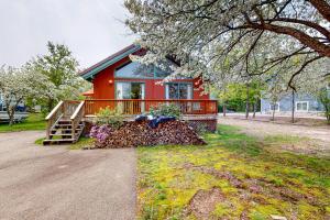 une petite maison rouge avec une terrasse couverte et un escalier dans l'établissement Lakes Region Leisure, à Belmont