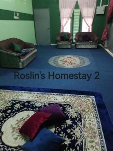 ein Wohnzimmer mit 2 Sofas und einem Teppich in der Unterkunft Roslin's Homestay 2 in Kota Bharu