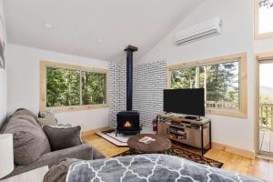 Et tv og/eller underholdning på Forest Ridge Cabin - Hot Tub, Wi-Fi, National Park 15 Min, Fire Pit