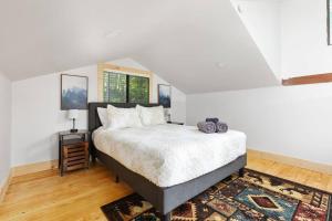 En eller flere senge i et værelse på Forest Ridge Cabin - Hot Tub, Wi-Fi, National Park 15 Min, Fire Pit