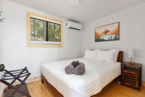 En eller flere senge i et værelse på Forest Ridge Cabin - Hot Tub, Wi-Fi, National Park 15 Min, Fire Pit + 23 billeder