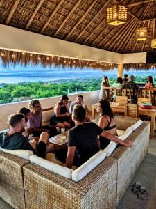 een groep mensen die in een restaurant zitten bij Villa Bonobo in Puerto Escondido