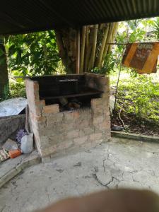 un horno de ladrillo al aire libre con chimenea en El Edén, en El Ocaso