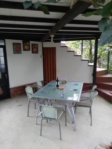 una mesa y sillas en una habitación con escalera en El Edén, en El Ocaso