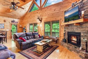 ein Wohnzimmer mit einem Sofa und einem Kamin in der Unterkunft Incredible Views! - Pet Friendly - Aska Adventure Area - Bearfoot Bungalow in Blue Ridge