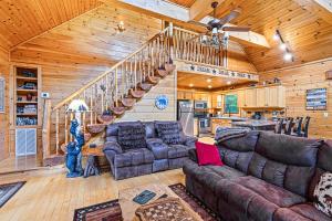 ein Wohnzimmer mit einem Sofa und einer Treppe in der Unterkunft Incredible Views! - Pet Friendly - Aska Adventure Area - Bearfoot Bungalow in Blue Ridge