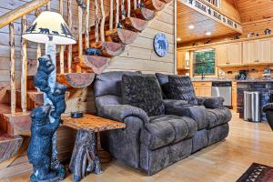 ein Wohnzimmer mit einem Sofa und einem Tisch mit einer Lampe in der Unterkunft Incredible Views! - Pet Friendly - Aska Adventure Area - Bearfoot Bungalow in Blue Ridge