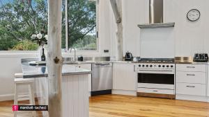 Η κουζίνα ή μικρή κουζίνα στο Baraga Sanctuary holiday house, Bermagui Barragga Bay Linen & Wifi Provided