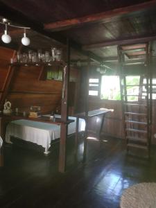 1 dormitorio con 1 cama y 1 mesa en una habitación en Apartamento de Marconi, en Morro de São Paulo