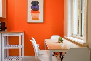 Posezení v ubytování Colorful downtown condo, 2 bedrooms, king bed