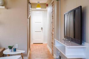 TV a/nebo společenská místnost v ubytování Colorful downtown condo, 2 bedrooms, king bed