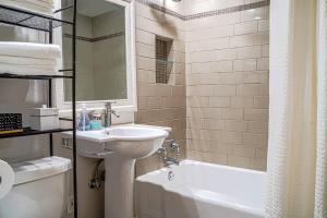 Koupelna v ubytování Colorful downtown condo, 2 bedrooms, king bed