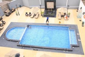 Πισίνα στο ή κοντά στο Owu Crown Hotel Ibadan