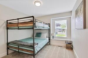 - une chambre avec 2 lits superposés et une fenêtre dans l'établissement Designers Meridian 4 Bedroom Custom Home Central M, à Meridian