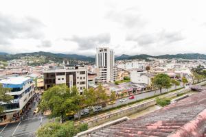 ロハにあるGrand Hotel Lojaの建物と通りの景色を望む