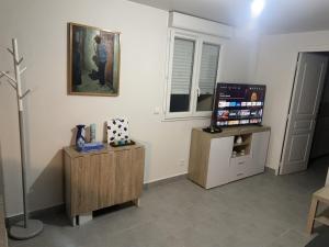 アルジャントゥイユにあるParis La Défense Arena, Stade de France, Champs Élysée Paris saint lazare, 15minのリビングルーム(テレビ、テーブル、テレビスタンド付)