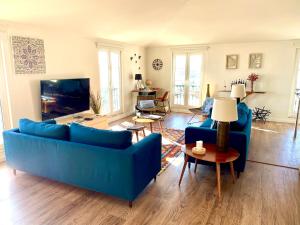 リスボンにあるChiado River View Deluxe Apartmentのリビングルーム(青いソファ、テレビ付)