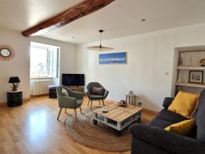 een woonkamer met een bank en een salontafel bij Comfortable Duplex Bay of Morlaix, Plougasnou in Plougasnou
