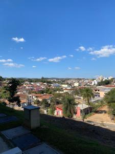 - une vue sur la ville depuis le toit d'une maison dans l'établissement Apartamento do Renan, à Espirito Santo Do Pinhal