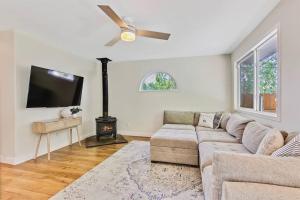 a living room with a couch and a flat screen tv at Eagle ID Getaway - 4 bed 3 bath - Fully renovated in Eagle