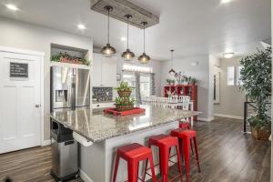 una cocina con taburetes rojos en una barra de cocina en Beautiful 3 Bedroom Private home with easy access, en American Fork