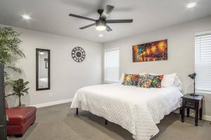 Postel nebo postele na pokoji v ubytování Beautiful 3 Bedroom Private home with easy access