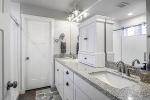 - Baño blanco con 2 lavabos y ducha en Beautiful 3 Bedroom Private home with easy access, en American Fork