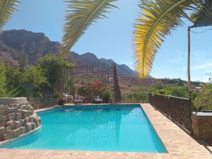 a swimming pool with a view of a mountain at Parador Viña de Pereira in Villa Abecia