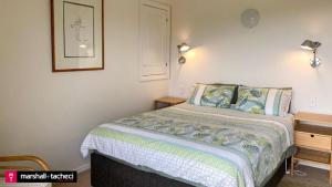 Katil atau katil-katil dalam bilik di Bermagui Dune House 5 Narira Street, Beach Front, Pet friendly