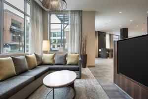 TV a/nebo společenská místnost v ubytování Courtyard by Marriott Nanaimo