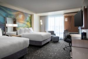 Postel nebo postele na pokoji v ubytování Courtyard by Marriott Nanaimo