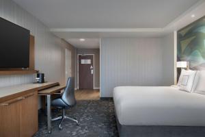 TV a/nebo společenská místnost v ubytování Courtyard by Marriott Nanaimo
