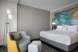 Postel nebo postele na pokoji v ubytování Courtyard by Marriott Nanaimo