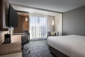 TV a/nebo společenská místnost v ubytování Courtyard by Marriott Nanaimo
