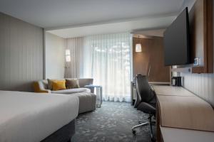 Postel nebo postele na pokoji v ubytování Courtyard by Marriott Nanaimo