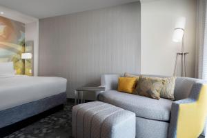 Postel nebo postele na pokoji v ubytování Courtyard by Marriott Nanaimo