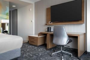 TV a/nebo společenská místnost v ubytování Courtyard by Marriott Nanaimo