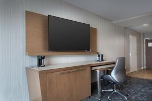 TV a/nebo společenská místnost v ubytování Courtyard by Marriott Nanaimo