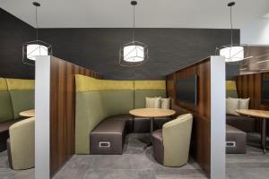 Posezení v ubytování Courtyard by Marriott Nanaimo