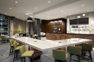 TV a/nebo společenská místnost v ubytování Courtyard by Marriott Nanaimo