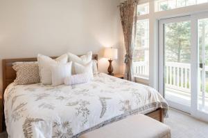 um quarto com uma cama branca e uma janela em Relax by the Fire at a Luxury Mercer Island Home em Mercer Island