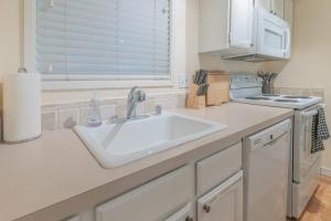 Η κουζίνα ή μικρή κουζίνα στο Spacious 2B2B Condo near downtown & Microsoft +19 φωτογραφίες