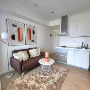 Dapur atau dapur kecil di Suite M - 1 Bedroom Condo at Azure Residences