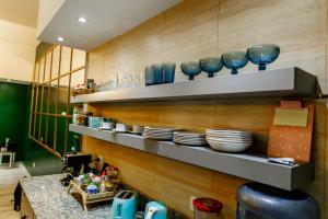 una cocina con platos y tazones en la pared en REGINA HOME en San Salvador de Jujuy