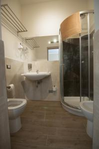 y baño con lavabo, aseo y ducha. en Guesthouse Buonarroti Florence, en Florencia