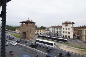una ciudad con autobuses y coches en una calle concurrida en Guesthouse Buonarroti Florence, en Florencia