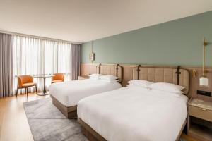 Ένα ή περισσότερα κρεβάτια σε δωμάτιο στο Zurich Marriott Hotel